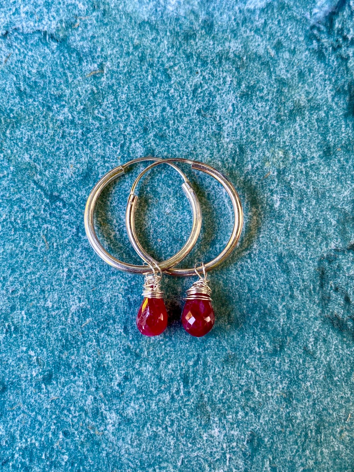 Argollas con colgante rubí